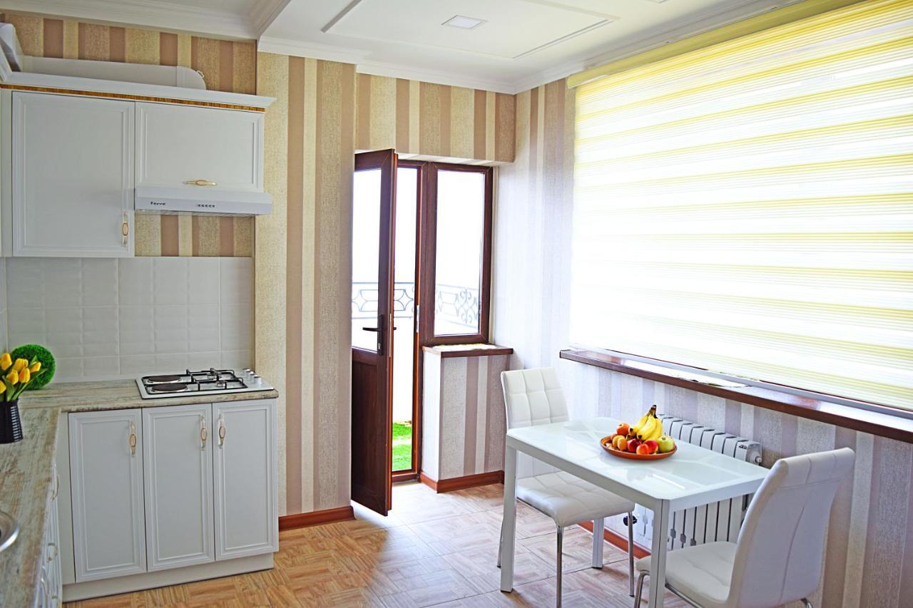 Sunny Apartment With Mountain View Bishkek Exterior photo